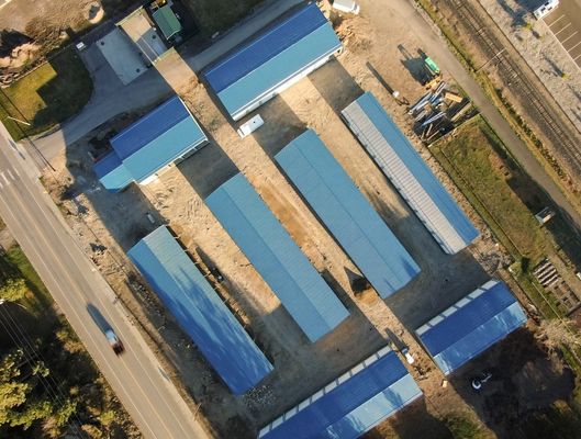 Warsztaty konstrukcji stalowych w magazynie z oknem ze stopu aluminium i metalową ramą stalową