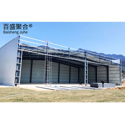 Zbudowany hangar statku powietrznego z pomalowaną strukturą stalową i oknem z stopów aluminium