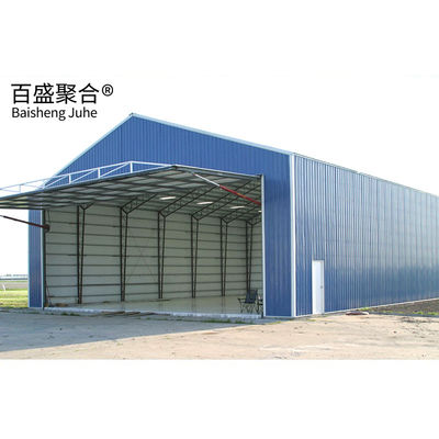 Zbudowany hangar statku powietrznego z pomalowaną strukturą stalową i oknem z stopów aluminium
