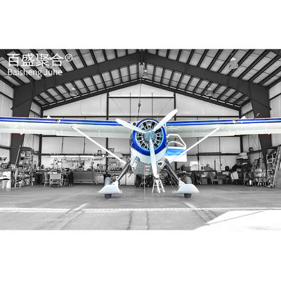 Zbudowany hangar statku powietrznego z pomalowaną strukturą stalową i oknem z stopów aluminium