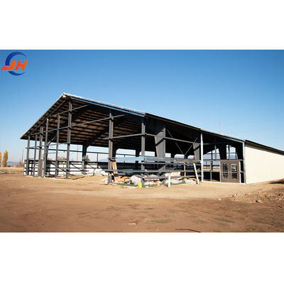 Zewnętrzna konstrukcja stalowa Cattle Shed Warehouse z szybką instalacją i drzwiami rolkowymi